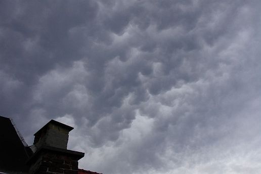drifting mammatus cells