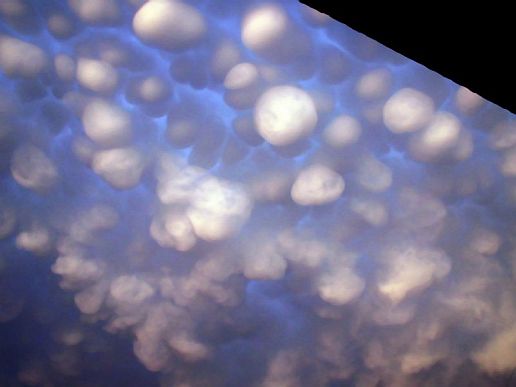 Mammatus cells seemingly detaching